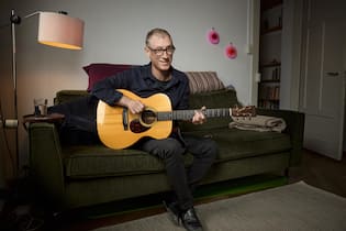 Liedermacher Markus Schönholzer erhält Salzburger Stier <p>Talentiert: Eine Gitarre und seine Stimme, mehr braucht Markus Schönholzer nicht, um mit feinem Sprachwitz und Gespür für Alltagskomik zu unterhalten.</p>