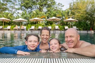 Didier Cuche: «Wir haben so viel Glück» <p>Spass muss sein: Didier und Manuela Cuche planschen mit Noé und Amélie im Pool des Hotels, das Teil des Campus von Smiling Gecko ist.</p>