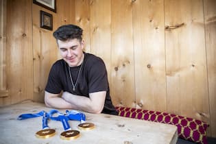 «Ich bleibe der Gleiche» <p>«Es ist wie ein Film: Ich hoffe, ich wache nicht auf!», sagt der gelernte Zimmermann mit je einer Goldmedaille in der Abfahrt, dem Super-G und der Kombination.</p>