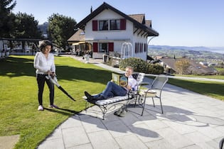 Carlo Brunner feiert seinen 70. Geburtstag mit viel Rambazamba Der Hausherr liest «Tintin», seine Lebensgefährtin Erika Grab ist im Garten ihrer gemeinsamen Liegenschaft in Schindellegi SZ wie jeden Tag mit dem Laubbläser unterwegs.