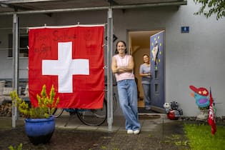 Géraldine Reuteler: Das Schweizer Gesicht der Fussball-EM <p>Zu Hause im Elternhaus in Stans NW: Mutter Evelyne gestaltete die Flagge extra für die EM.</p>