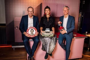 Schweizer Prominente feiern ihre Küchenikone <p>Die Gastgeber mit der Hauptdarstellerin: Coop-CEO Philipp Wyss, Schauspielerin Sarah Spale und Betty-Bossi-Chef Lars Feldmann (v.l.).</p>