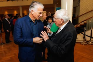 Ermotti und Blocher liefern sich Duell über die UBS-Zukunft <p>Wegzug oder Aufspaltung? UBS-Chef Sergio Ermotti und alt Bundesrat Christoph Blocher unterhalten sich über die Grossbank.</p>