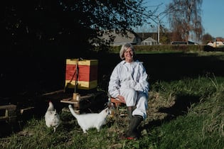 «Ich vermisse Schoggi und Käse» <p>Britta Biedermann mit Katze Bianca und einem ihrer Hühner. Die ehemalige Bibliothekarin hat drei Katzen, zwei Bienenvölker und demnächst vier Alpakas, von denen zwei trächtig sind.</p>