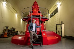 «Wir laufen sehenden Auges ins Risiko» <p>Hier wird Strom gemacht: Daniel Fischlin vor den fünf Pelton-Turbinen des Kraftwerks Innertkirchen 1.</p>