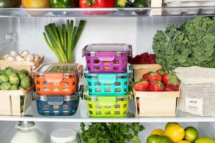 So bleibt im Kühlschrank alles länger frisch Offener, gefüllter Kühlschrank mit viel Gemüse und Früchten.