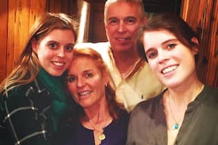 Weihnachten wird für Eugenie und Beatrice zur Zerreissprobe <p>Prinzessin Eugenie (r.) und Prinzessin Beatrice werden vor eine Zerreissprobe gestellt. Feiern sie Weihnachten mit ihren geliebten Eltern?</p>