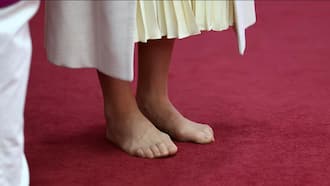 Jetzt gehen Prinzessin Kates Grüsel-Füsse viral Fussfetischisten auf der ganzen Welt reiben sich die Hände: Die Frau von Briten-Thronfolger William zieht in einem Hindutempel blank.