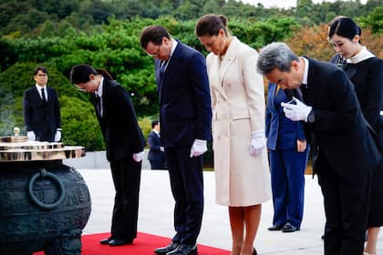 Prinzessin Victoria und Prinz Daniel in Südkorea angekommen Prinzessin Victoria und Prinz Daniel erwiesen auf dem Nationalfriedhof in Seoul den Gefallenen ihre Ehre.
