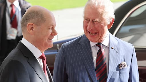 King Charles III. mit dem Bundeskanzler Olaf Scholz.
