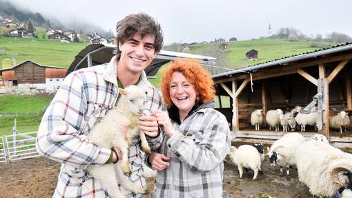 Jan Bühlmann mit Schaf und Mutter Astrid