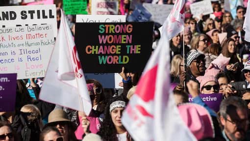 5 Gründe, warum es den Weltfrauentag braucht Beim «Women's March One-Year Anniversary: Power To The Polls» Event in Las Vegas demonstrierten Männer und Frauen für Gleichberechtigung