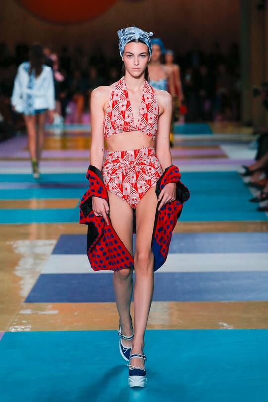 Diverse Badeutensilien und Kleider