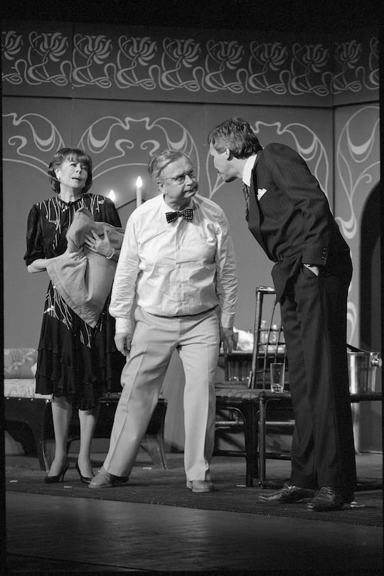 Walter Roderer (M.) mit Ruth Jecklin in seinem erfolgreichsten Stück «Der Mustergatte»