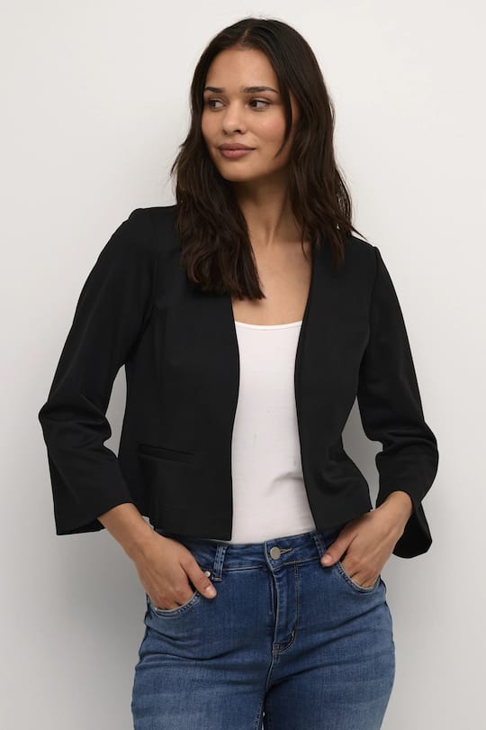 Kurzblazer verleihen dem Klassiker einen coolen und modernen Look.