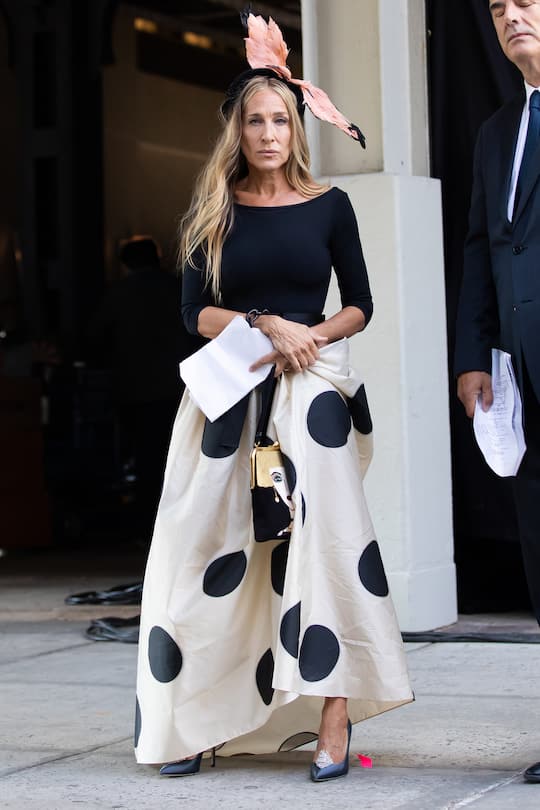 NEW YORK CITY, NY - AUGUST 02: Sarah Jessica Parker and Chris Noth are seen filming "And Just Like That..." on August 08, 2021 in New York City, New York. (Photo by RCF/MEGA/GC Images)