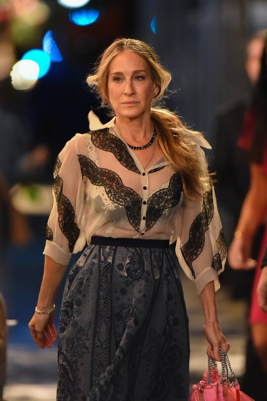 NEW YORK, NEW YORK - NOVEMBER 01: Sarah Jessica Parker seen at a set for 'And Just Like That' filming in West Village on November 01, 2021 in New York City. (Photo by Robert Kamau/GC Images)