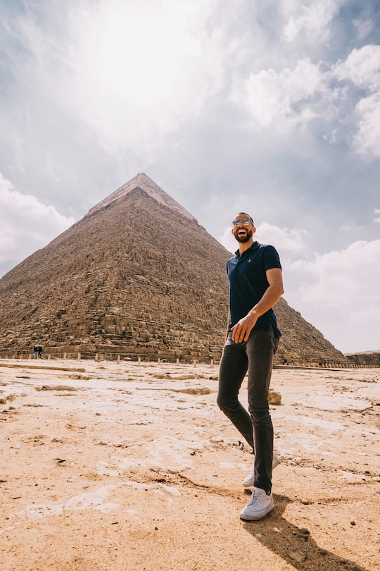 Kariem Hussein vor den Pyramiden in Gizeh in Ägypten 2020