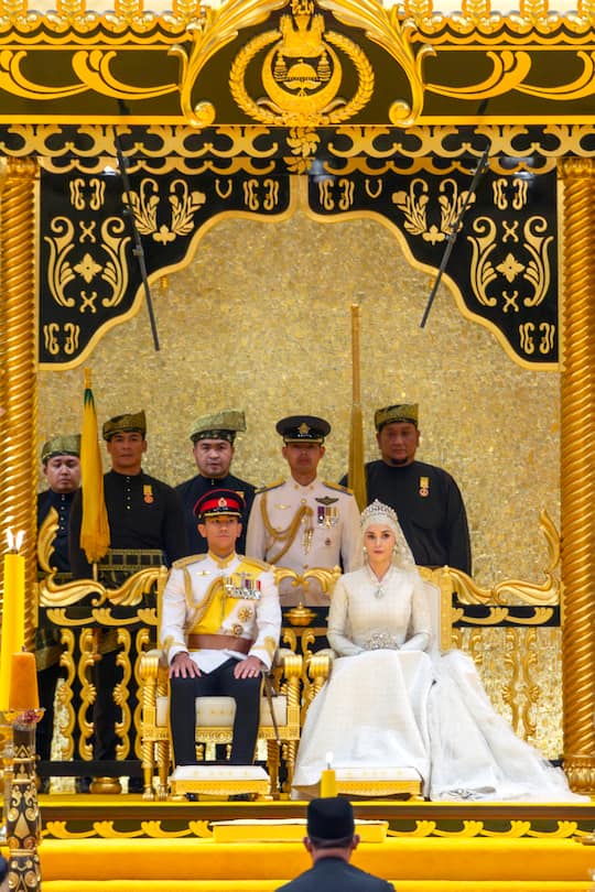 So elegant und royal sahen Mateen und Anisha an ihrem Hochzeitstag aus, als sie vor den Traualtar schritten.