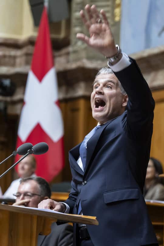 Der soeben zum Bundesrat gewaehlte Beat Jans, Regierungspraesident Basel-Stadt, winkt zu seiner Familie auf der Tribuene, als er Annahme der Wahl erklaert, waehrend den Gesamterneuerungswahlen des Bundesrates durch die Vereinigte Bundesversammlung, am Mittwoch, 13. Dezember 2023 in Bern. (KEYSTONE/Peter Schneider)