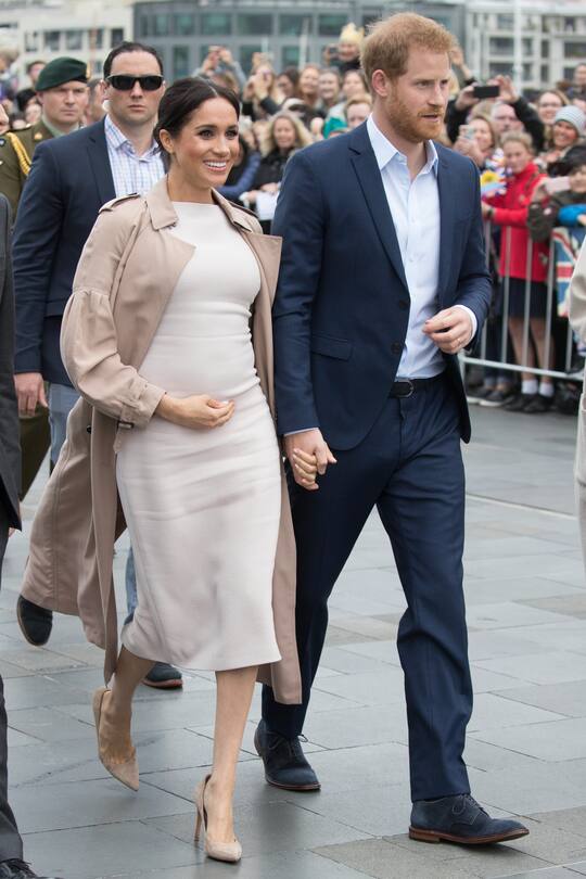 AUCKLAND, NEW ZEALAND - OCTOBER 30: (NO UK SALES FOR 28 DAYS) Prince Harry, Duke of Sussex and Meghan, Duchess of Sussex meet the public on a walkabout in Viaduct Harbour on October 30, 2018 in Auckland, New Zealand. The Duke and Duchess of Sussex are on their official 16-day Autumn tour visiting cities in Australia, Fiji, Tonga and New Zealand. (Photo by Pool/Samir Hussein/WireImage)