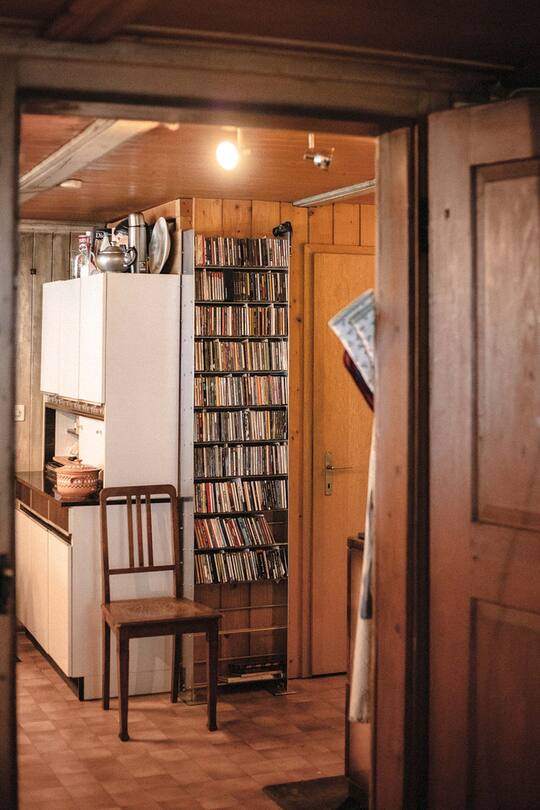 Andreas Flückiger alias Endo Anaconda, Schweizer Singer-Songwriter und Schriftsteller fotografiert zuhause in Trub, Emmental.