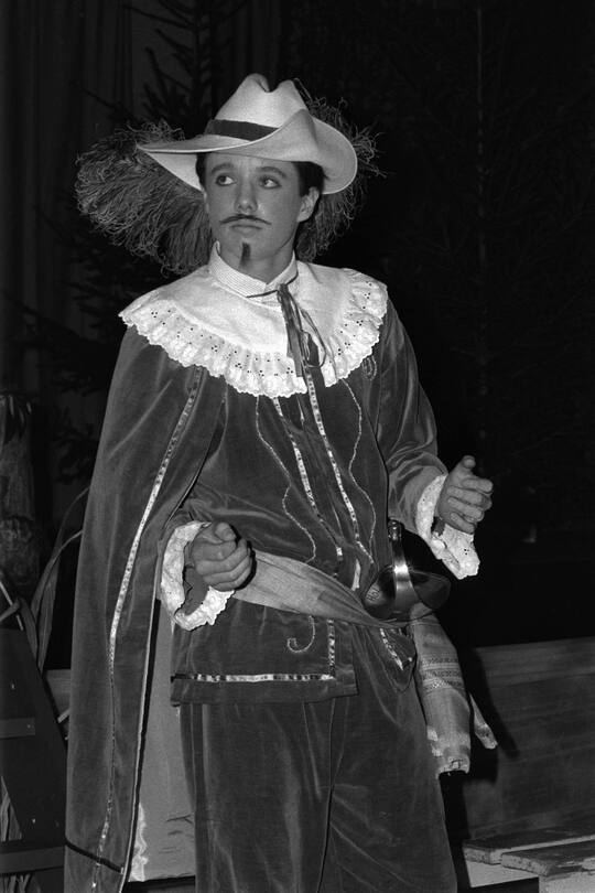 Kronprinz Frederik (DK), Photo: Kurt Petersen. Code 93000. Dänemark. Retro. 19841111. 11. November 1984. Kronprinz Frederik (alter: 16) spielt Ritter Flemming in Elverhoej. , Oeregaard Gymnasium------------------------Crown prince Frederik as a actor on his gymnasium in 1984. Playing "Flemming in Elverhoej" . . *** Local Caption *** 00037447Jugend