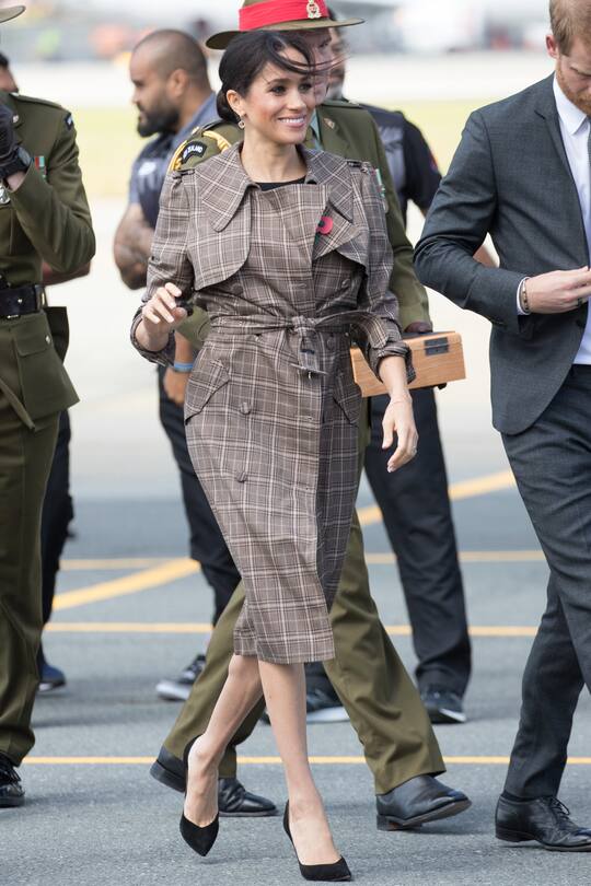 WELLINGTON, NEW ZEALAND - OCTOBER 28: (NO UK SALES FOR 28 DAYS) Meghan, Duchess of Sussex arrives at Wellington airport on October 28, 2018 in Wellington, New Zealand. The Duke and Duchess of Sussex are on their official 16-day Autumn tour visiting cities in Australia, Fiji, Tonga and New Zealand. (Photo by Pool/Samir Hussein/WireImage)