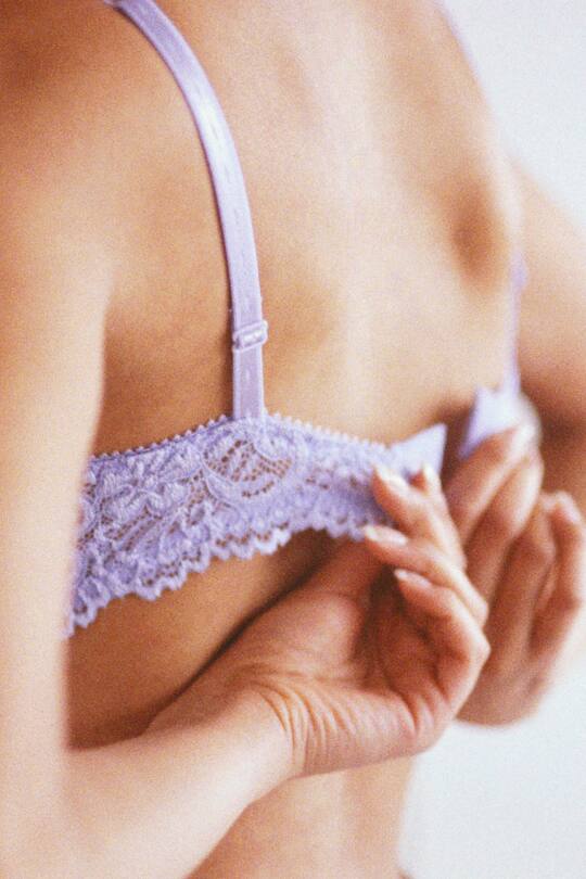 So zieht man den BH richtig an