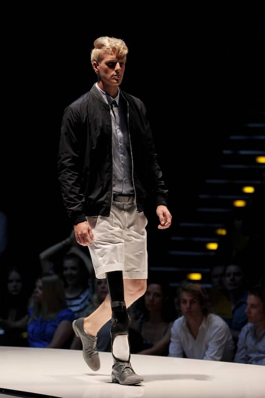 Michael Michalsky Show Model mit Beinprothese