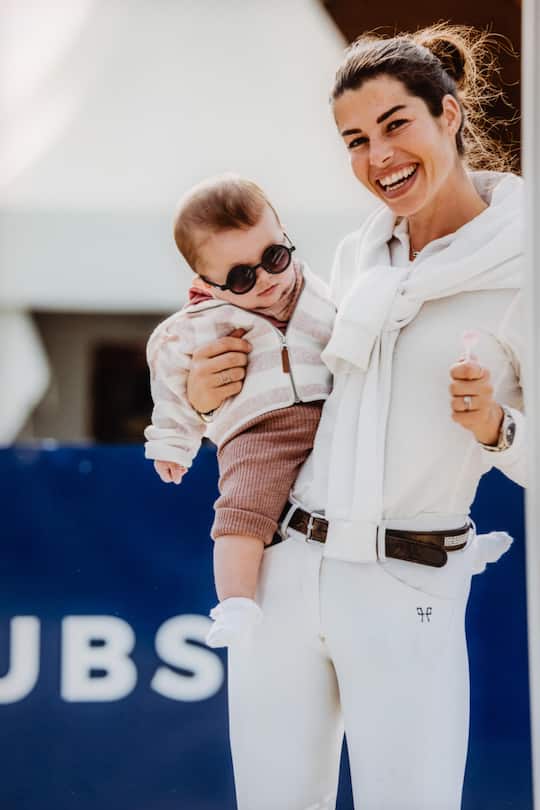 Fanny Skally und Tochter Ella, Ehefrau von Steve Guerdat