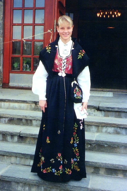 Kronprinzessin Mette-Marit (NO), photo: N Code 20520Norway OSLO 1989 Retro, Jung, Mette-Marit (15 jahren) Nationaltracht, Höiby, Konfirmation, ganzfigur, lächeln, retro . . >> Bildnr.: 00041386