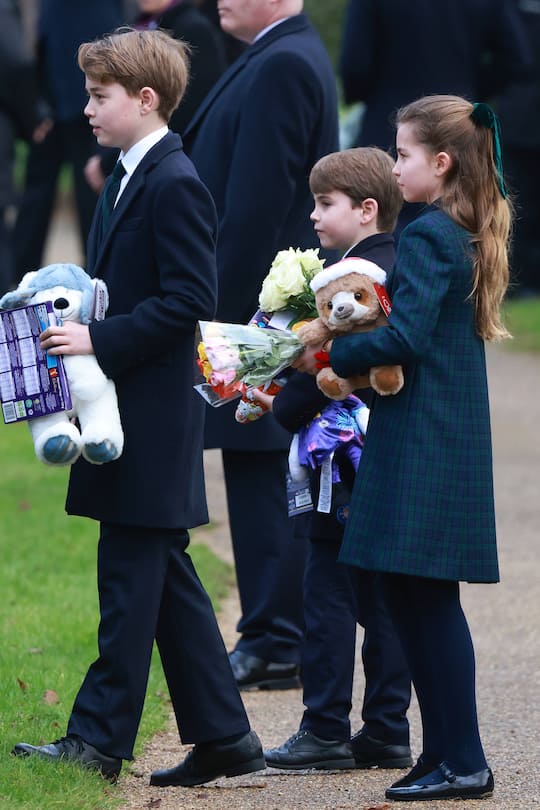 Prinz George, Prinz Louis und Prinzessin Charlotte wurden von Passanten zu Weihnachten reich beschenkt – auch mit Schokolade.