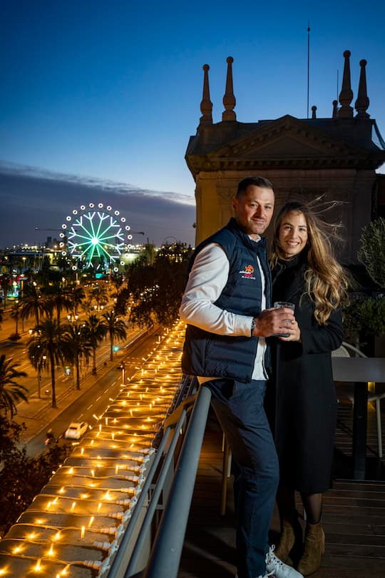Nico Setahlberg avec sa compagne Linda Greter, 30 ans sur les toits de Barcelone, décembre 2023, Espagne, © Nicolas Righetti / Lundi13