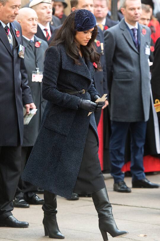 LONDON, ENGLAND - NOVEMBER 07: Meghan, Duchess of Sussex lays a cross carrying a personal message in memory of those who lost their lives in the service of others as she attends the 91st Field of Remembrance at Westminster Abbey on November 07, 2019 in London, England. (Photo by Samir Hussein/WireImage)