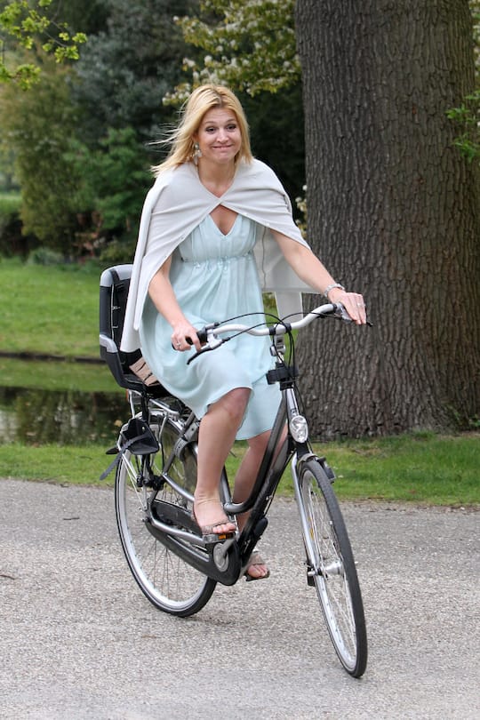 rep 68189 Voorschoten/The Netherlands April 28 2010 No ExclusivePrincess Maxima and Prince Willem-Alexander who arrived on their bicycles attends the start of the 50th anniversay of the foundation of Castle Duivenvoorde in Voorschoten close to where the Crownprince couple live. des Pays-Bas (Prince Willem Alexander's wife) Maxima