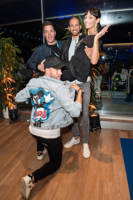 TV-Star Sven Epiney, IT-Boy Reto Hanselmann und Leichtathlet Kariem Hussein (v. l.) heben Ex-Miss Schweiz in die HöheEnergy Air 2019 - NRJ air - Stade de Suisse Bern - Bern - 7. September 2019©Alexandra Pauli