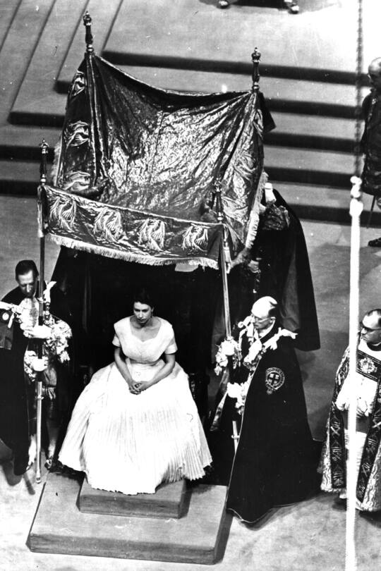 Schon bei der Krönung von Queen Elizabeth II. wurde ein Baldachin eingesetzt – allerdings ohne transparentes Dach.