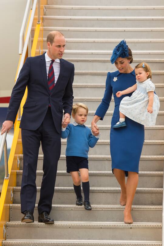 Prinz William, Herzogin Kate, Prinz George und Prinzessin Charlotte verlassen ein Flugzeug