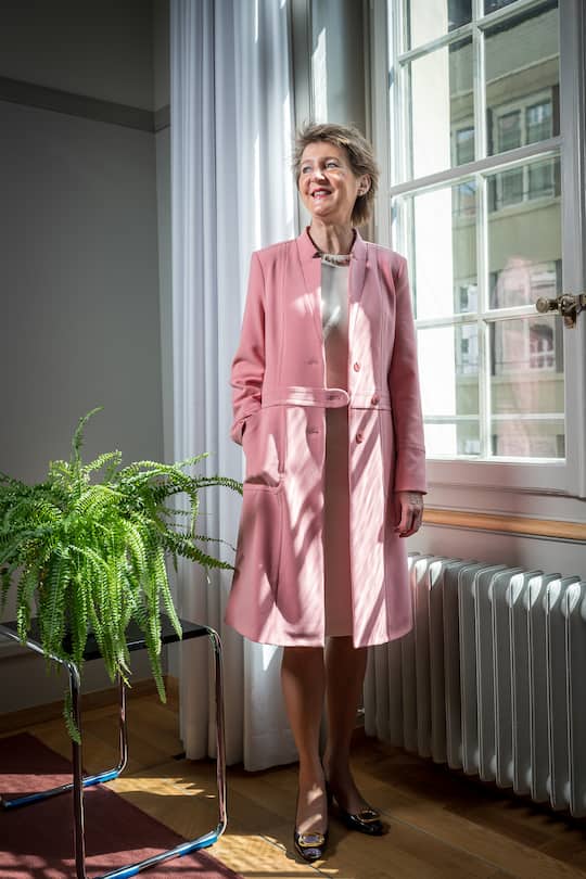 Bundesraetin Simonetta Sommaruga, Vorsteherin des Eidgenoessischen Departements für Umwelt, Verkehr, Energie und Kommunikation. Aufgenommen am 24.04.2020 in Bern. Bild © Remo Naegeli