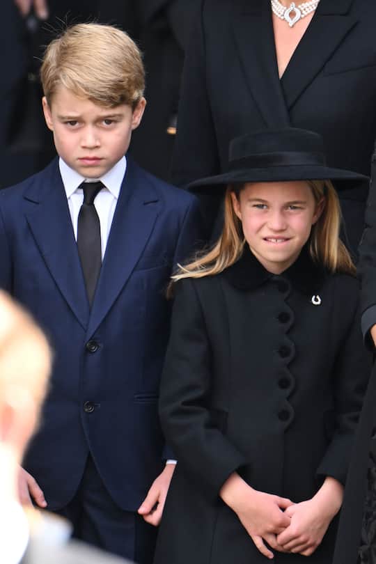 Prinz George und Prinzessin Charlotte waren die jüngsten Trauergäste, die von der Queen Abschied nahmen.