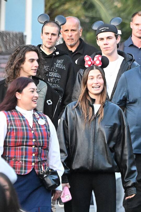 Hailey Bieber amüsiert sich im Disneyland, während Justin (hinten links mit Öhrchen) ziemlich betrübt guckt.