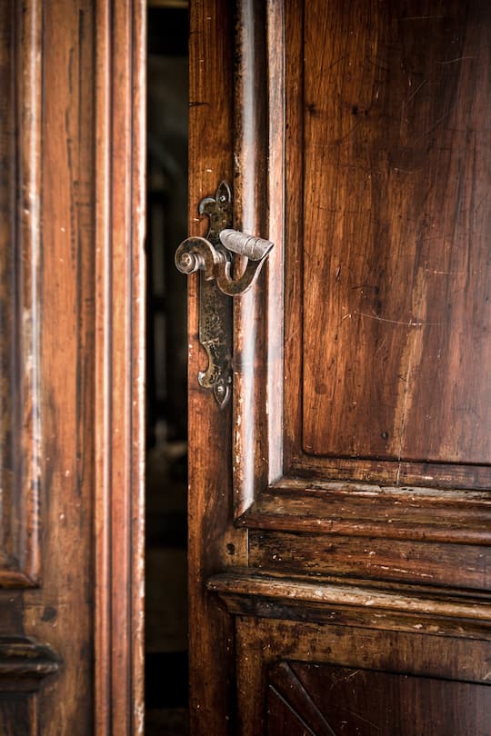 Eingangstuer Holztuer Hospiz St Bernhard