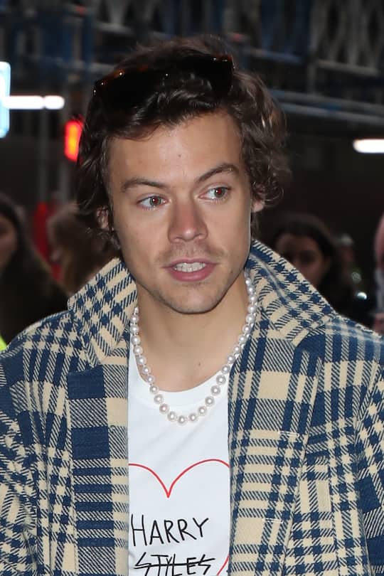 Harry Styles mit Perlenkette