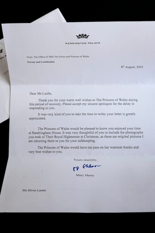 Silvia Laube, angefressene Royalistin aus Othmarsingen, sammelt seit Kindheit alles über Royals, schreibt sich mit ihnen und hat im Stadtmuseum Aarau aktuell sogar eine kleine Ausstellungsecke erhalten, Aarau und Othmarsingen, 2024, Fotos: Geri Born