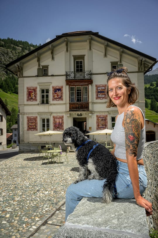 Dorf des Jahres 2022: Mulengs der Verein Origen hat verschiedene Hauser gekauft und sie zu neuen Leben erweckt. Musikerin Bibi Vaplan ( Bianca Mayer) Bild © Remo Naegeli