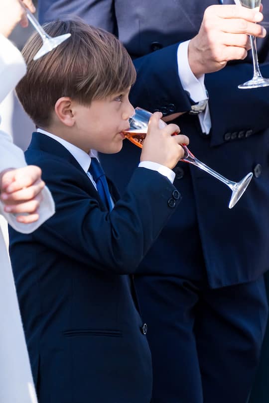 Auch Prinz Oscar darf anstossen – aber natürlich alkoholfrei.