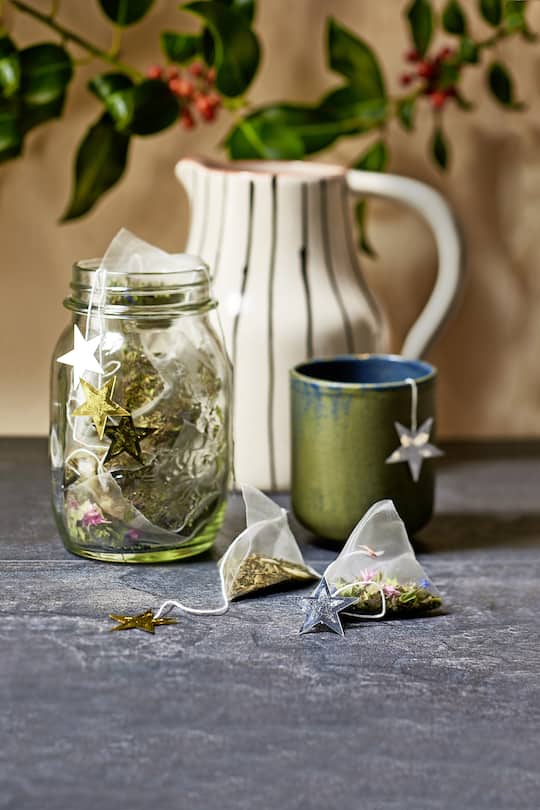 Teebeutel mit selbstgemachten Etiketten fürs Weihnachtsbasteln