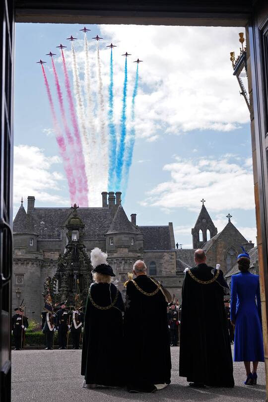 . 05/07/2023. Edinburgh, United Kingdom. King Charles III , Queen Camilla . Prince William and Kate Middleton watch the Red Arrows at the presentation of the Honours of Scotland at St.Giles Cathedral in Edinburgh, Scotland. PUBLICATIONxINxGERxSUIxAUTxHUNxONLY xPoolx/xi-Imagesx IIM-24544-0044