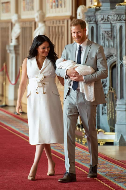 WINDSOR, ENGLAND - MAY 08: Prince Harry, Duke of Sussex and Meghan, Duchess of Sussex, pose with their newborn son Archie Harrison Mountbatten-Windsor during a photocall in St George's Hall at Windsor Castle on May 8, 2019 in Windsor, England. The Duchess of Sussex gave birth at 05:26 on Monday 06 May, 2019. (Photo by Dominic Lipinski - WPA Pool/Getty Images)